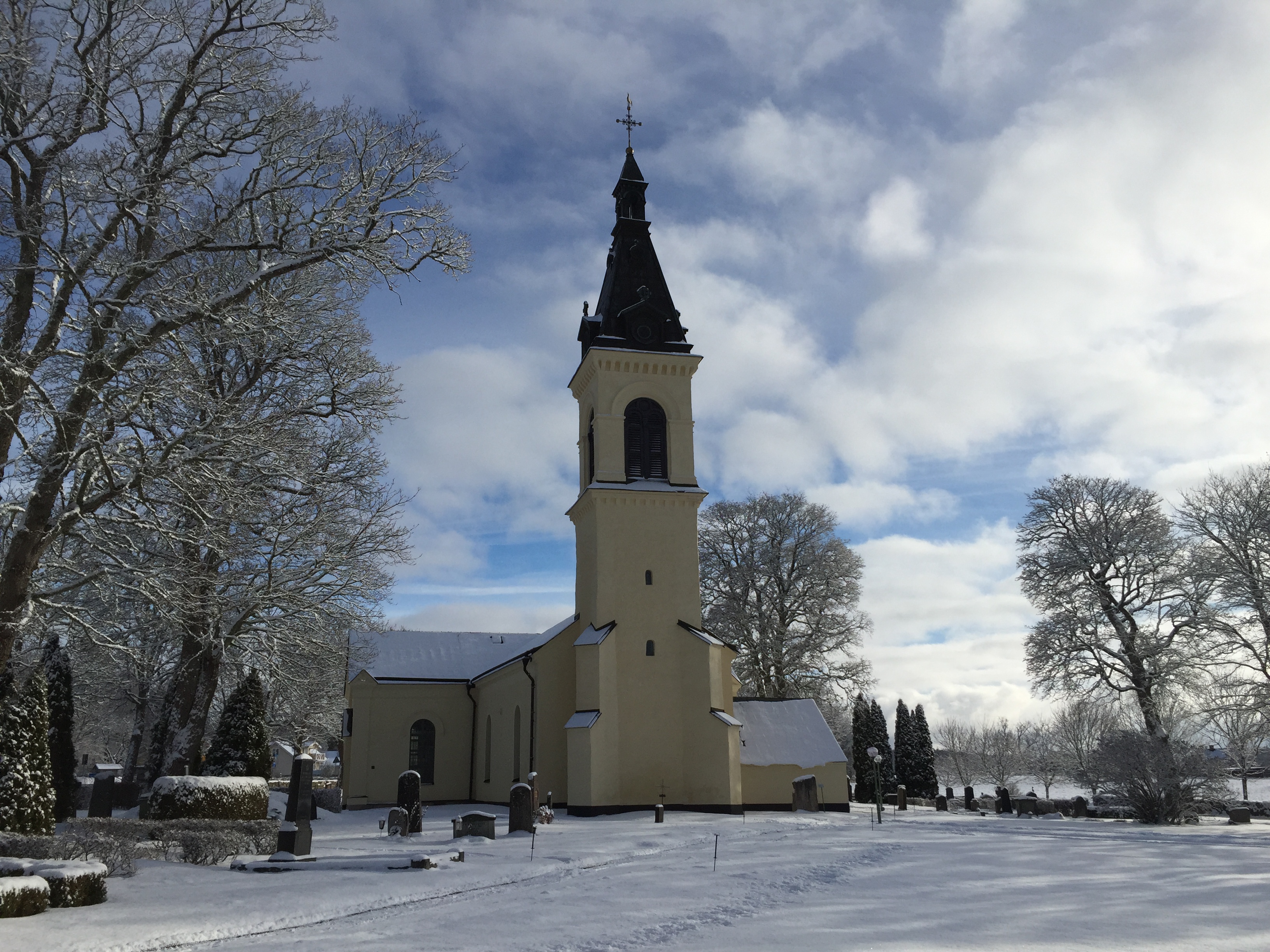 Vänge kyrkogård en kall och solig februarimorgon