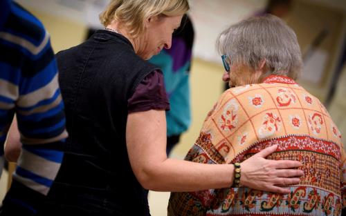 Yngre kvinna håller armen om äldre kvinna.
