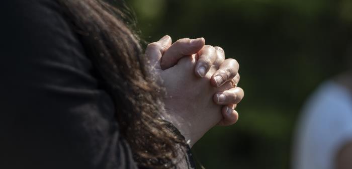 Vi bjuder inte längre in till gudstjänst i våra kyrkor utan flyttar gudstjänstlivet till vår hemsida och Facebook. Här kan du delta i filmade andakter, psalmer och dagliga bibelreflektioner.