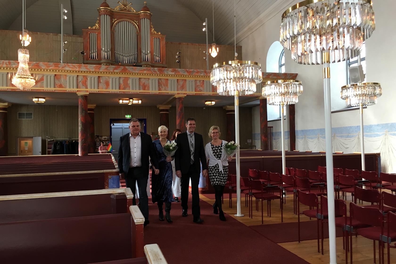 Bröllopspar vid drop in-vigsel i Överluleå kyrka.