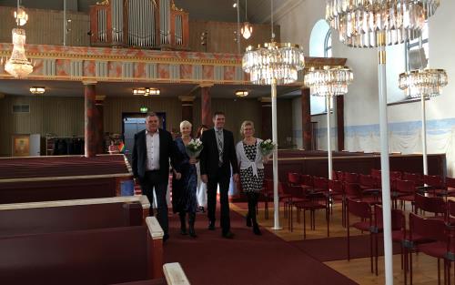 Bröllopspar vid drop in-vigsel i Överluleå kyrka.