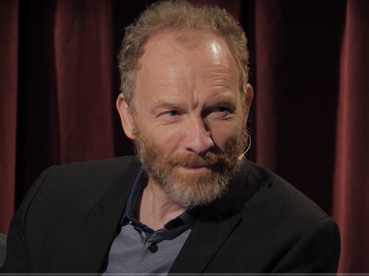  Jón Kalman Stefánsson talar från scenen.