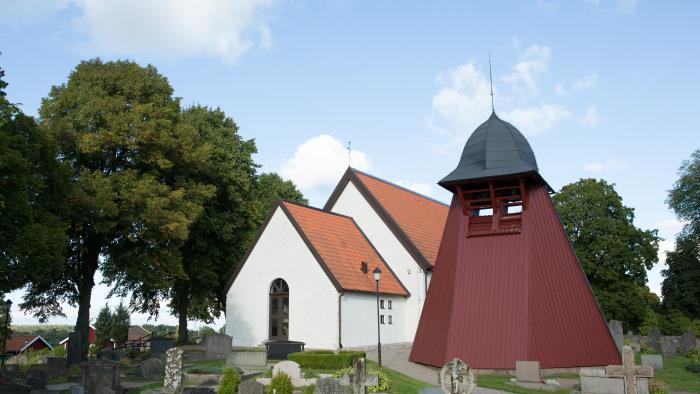 Stora Lundby kyrka och klockstapel.
