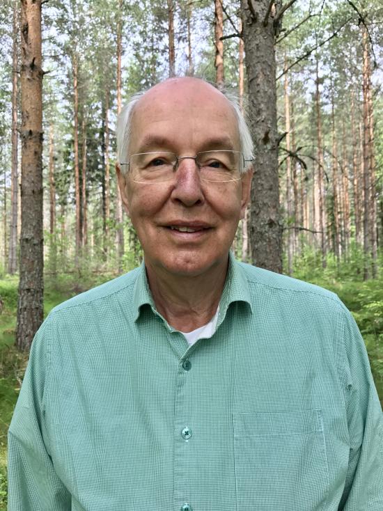 Bilden visar Johan Unger i skogsmiljö.