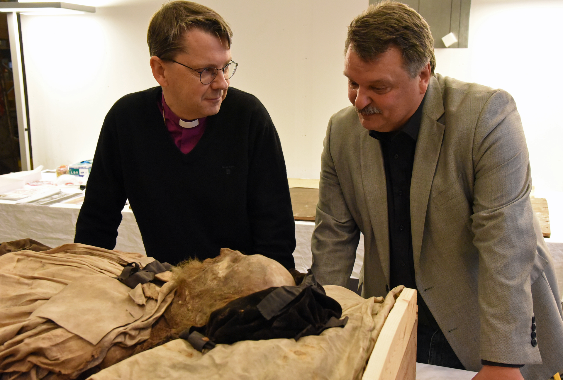 Biskop Johan Tyrberg och museichef Per Karsten vid Peder Winstrups mumifierade kvarlevor.
