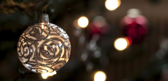 Dekorerad julgranskula i julgran