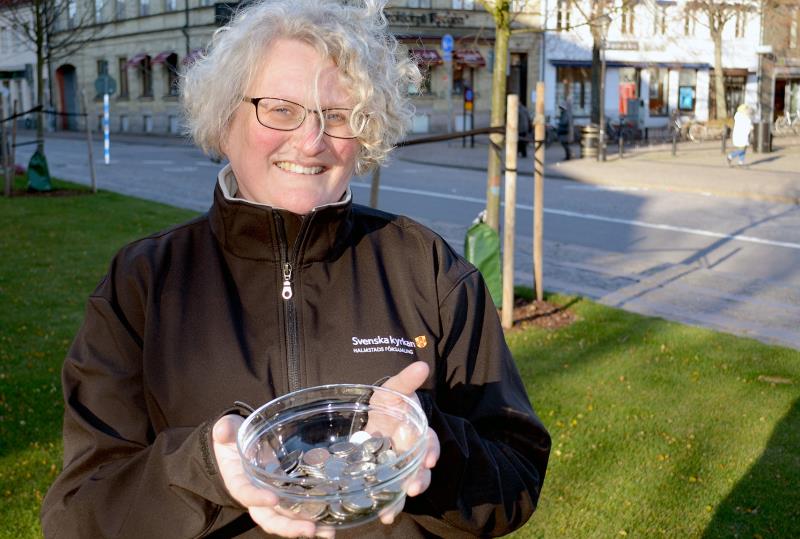 De fyra söndagarna i advent finns representanter från Halmstads församling på Stora torg. – Töm burkar och fickor på mynt och ta med dem till oss, så får fler barn chans att fylla fem, uppmanar Ann-Sofie Orrdal. 