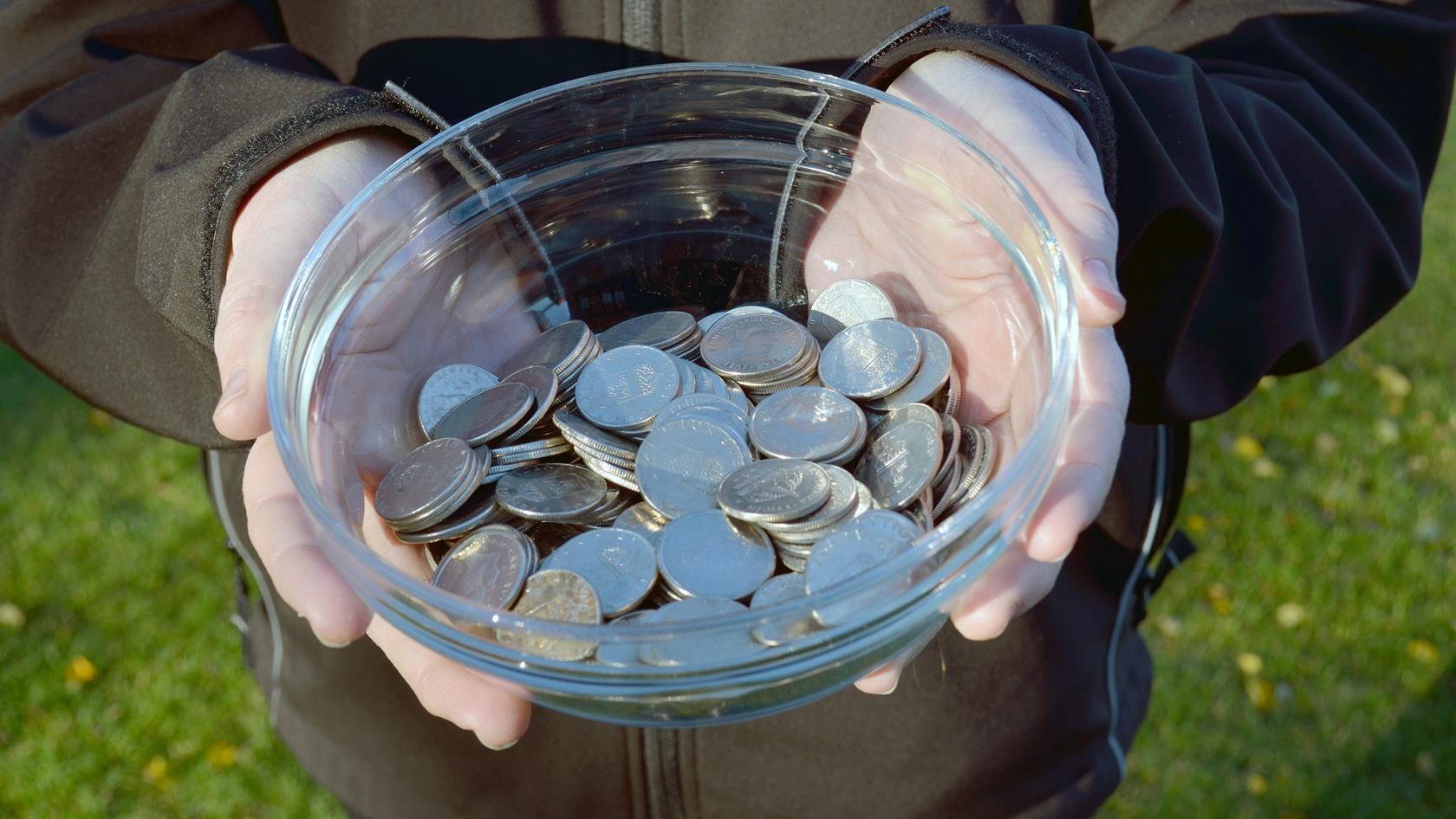 Värdet av alla mynt som blir ogiltiga i sommar beräknas till 2,7 miljarder – en smått otrolig summa. Så låt inte dina växelpengar bli liggande – de kan göra skillnad! 