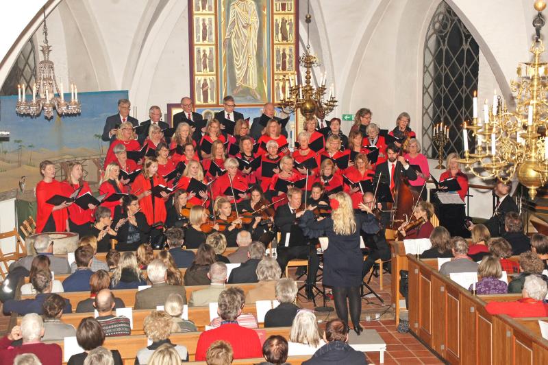 Körer och orkester ger julkonsert i Frillestads kyrka.