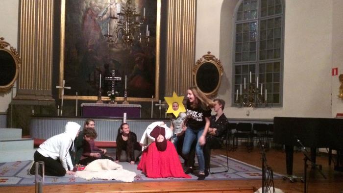 Ungdomar uppför ett julspel i Vårdnäs kyrka