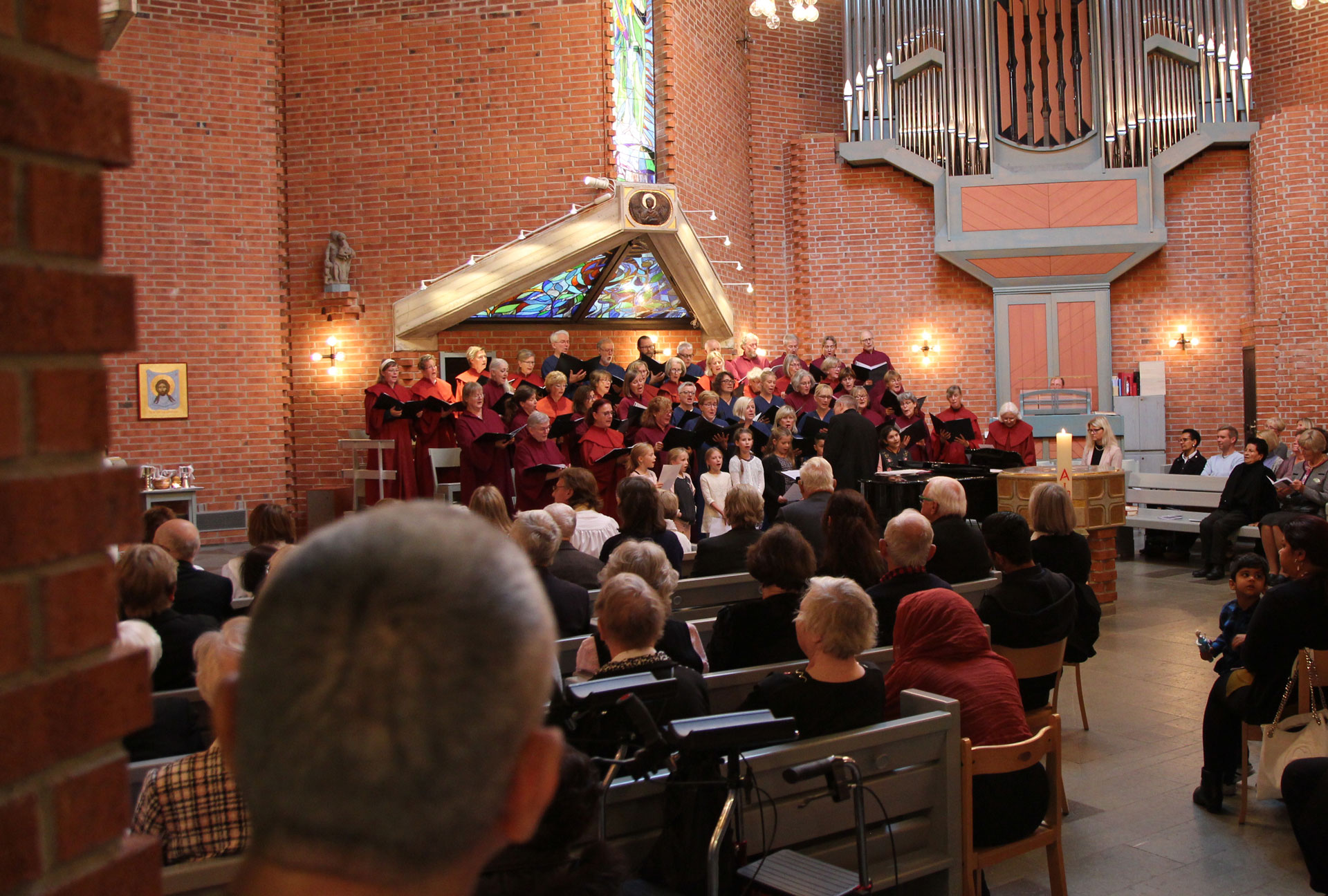 Kyrkoherdemottagning - de fyra körerna avslutar med Rejoice in the Lord alway