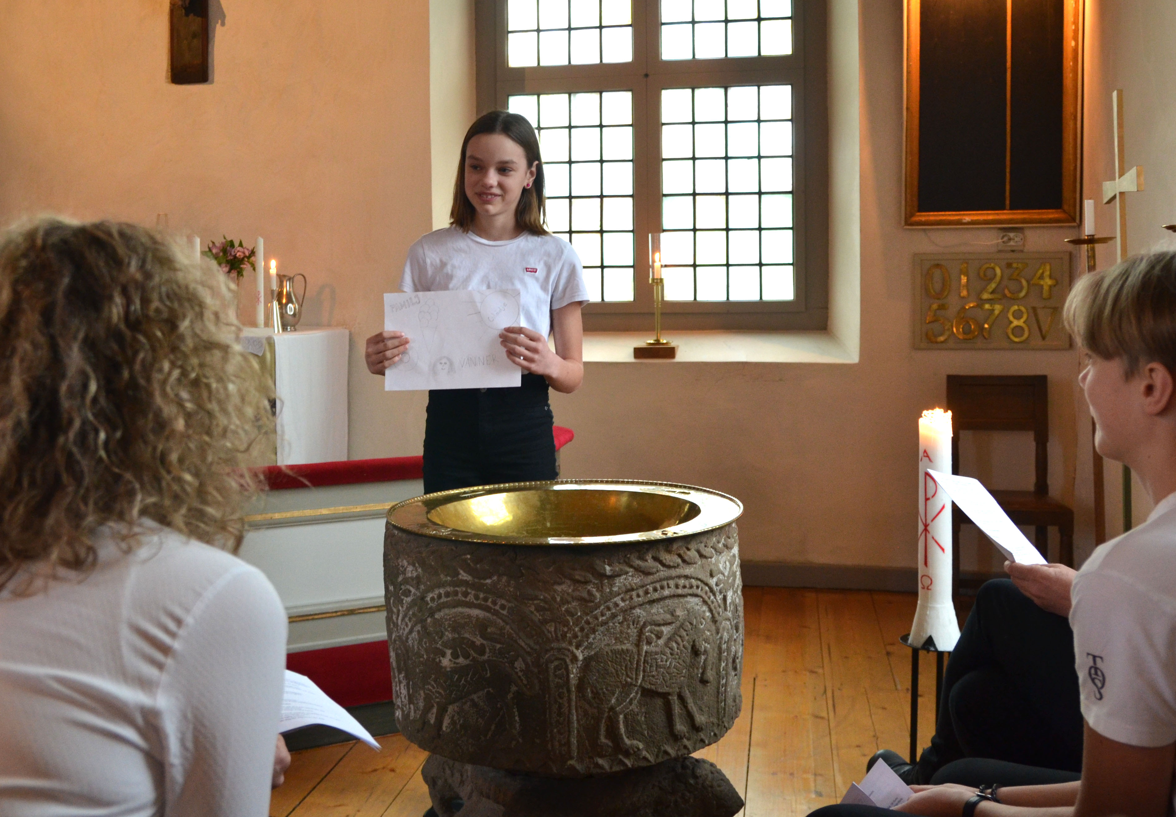 Edith presenterar sin teckning