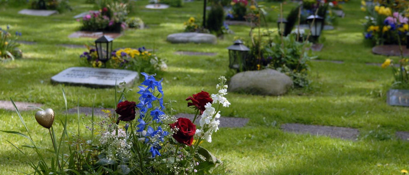 Blommor på en kyrkogård