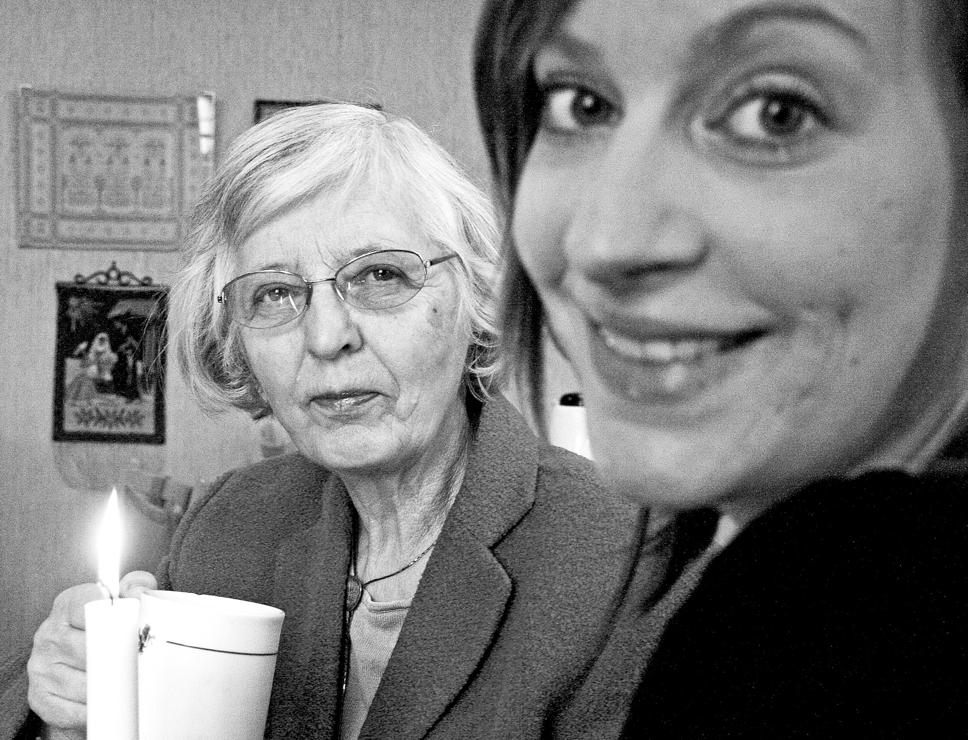 Karin och Lina fikar.