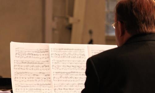 Ung och gammal, psalm och rock, solo och körsång.
Allt ryms i musikens gemenskap