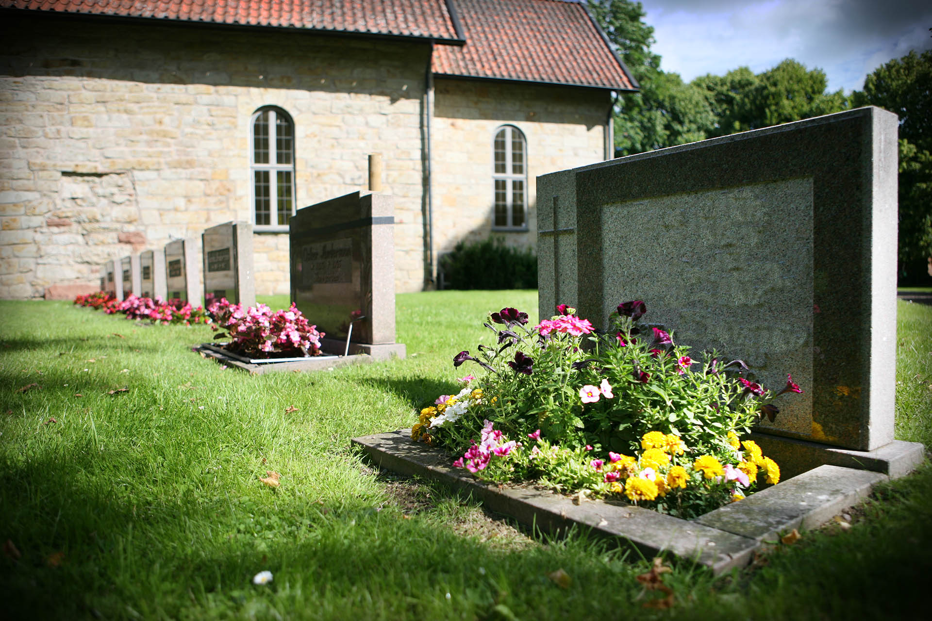 Gravstenar på Kestads kyrkogård.