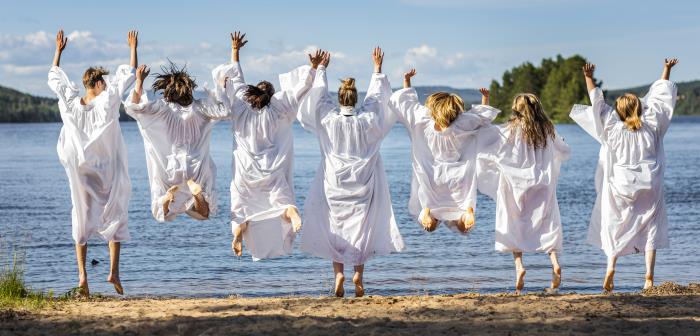 Samtal, äventyr, natur, läger, reflektion, musik, bad, bön, segling, allvar och lek. Konfirmationsåret blir för många ett betydelsefullt år i livet där man får lära känna sig själv, nya kompisar och Gud bättre. På den här sidan finns information om konfa i Näset, Styrsö, Tynnered, Västra Frölunda och Älvsborgs församlingar för alla som är födda 2006.