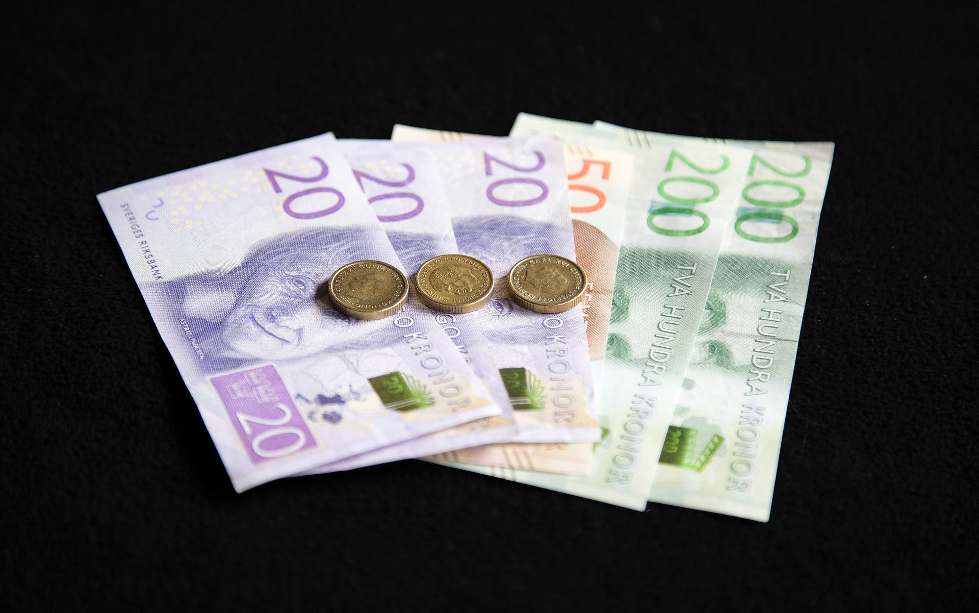Svenska sedlar och mynt.