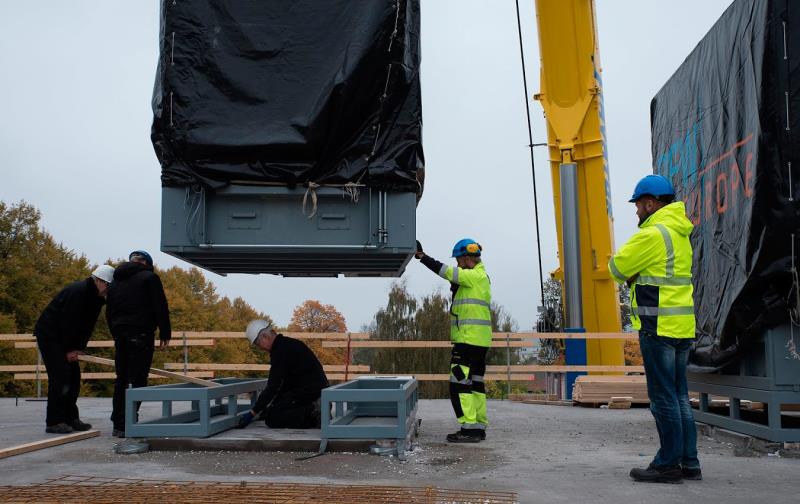 Krematoriebygget 18 oktober, ugnarna anländer.