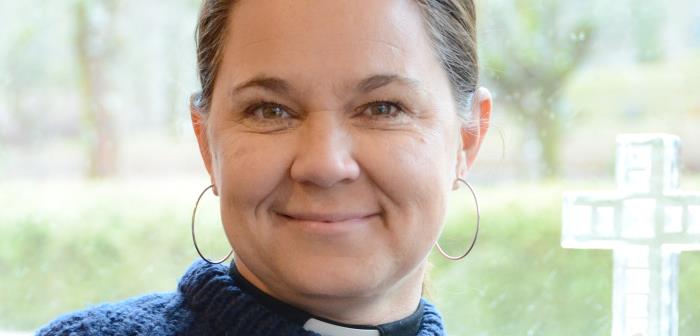 Som vi längtat, säger kyrkoherde Kristin Molander. Från och med 1 juni införs lättnader av vissa coronarestriktioner. Det innebär att vi äntligen kan slå upp portarna till kyrkor och församlingslokaler och samlas i större antal personer för gudstjänster, kyrkliga handlingar och gemenskap.