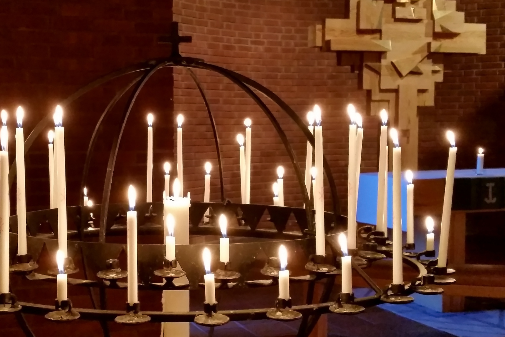 Ljusbärare och koret i Kristinedalkyrkan