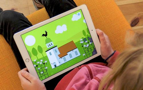 Barn använder appen kyrkan på iPad.