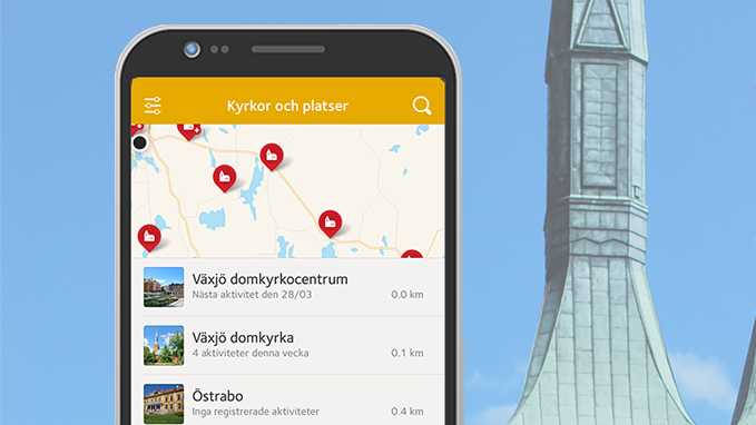 En mobilskärm inklippt intill ett foto på Växjö domkyrka.