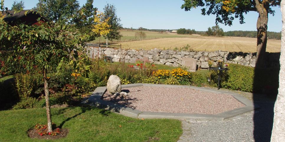 En del av kyrkogården i Orkesta en vacker sommardag. 