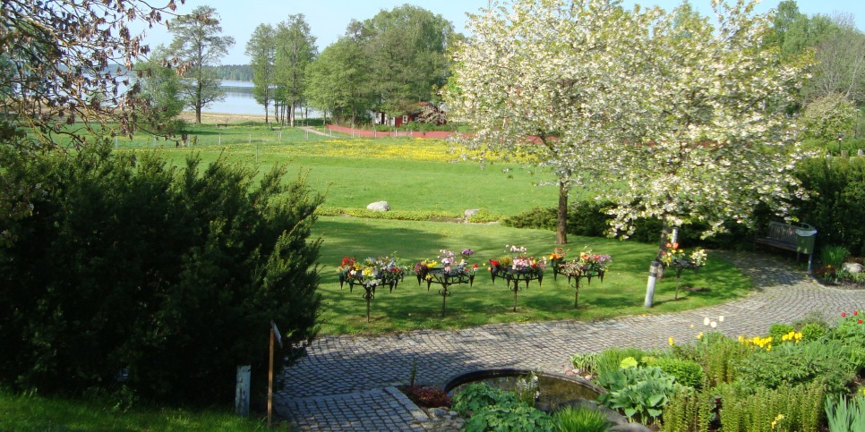 Minneslunden på Vallentuna kyrkogård. 