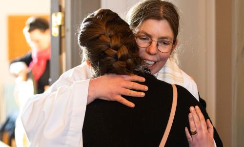 Bilder och ljudklipp från söndagens högmässa i Aspås med mottagning och välkomnandet av Hanna Pettersson, vår nya kyrkoherde i Krokoms pastorat.
Gudstjänsten direktsänds av Radio Krokom och finns här att lyssna på i sin helhet. Apås och Ås kyrkokörer medverkade med körsång.