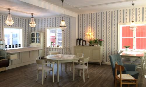 Kom och njut av hembakat fika i det fina Kyrkstadscaféet i Öjeby kyrkstad. Nyhet - Nu finns även varm toast med sallad och dressing.