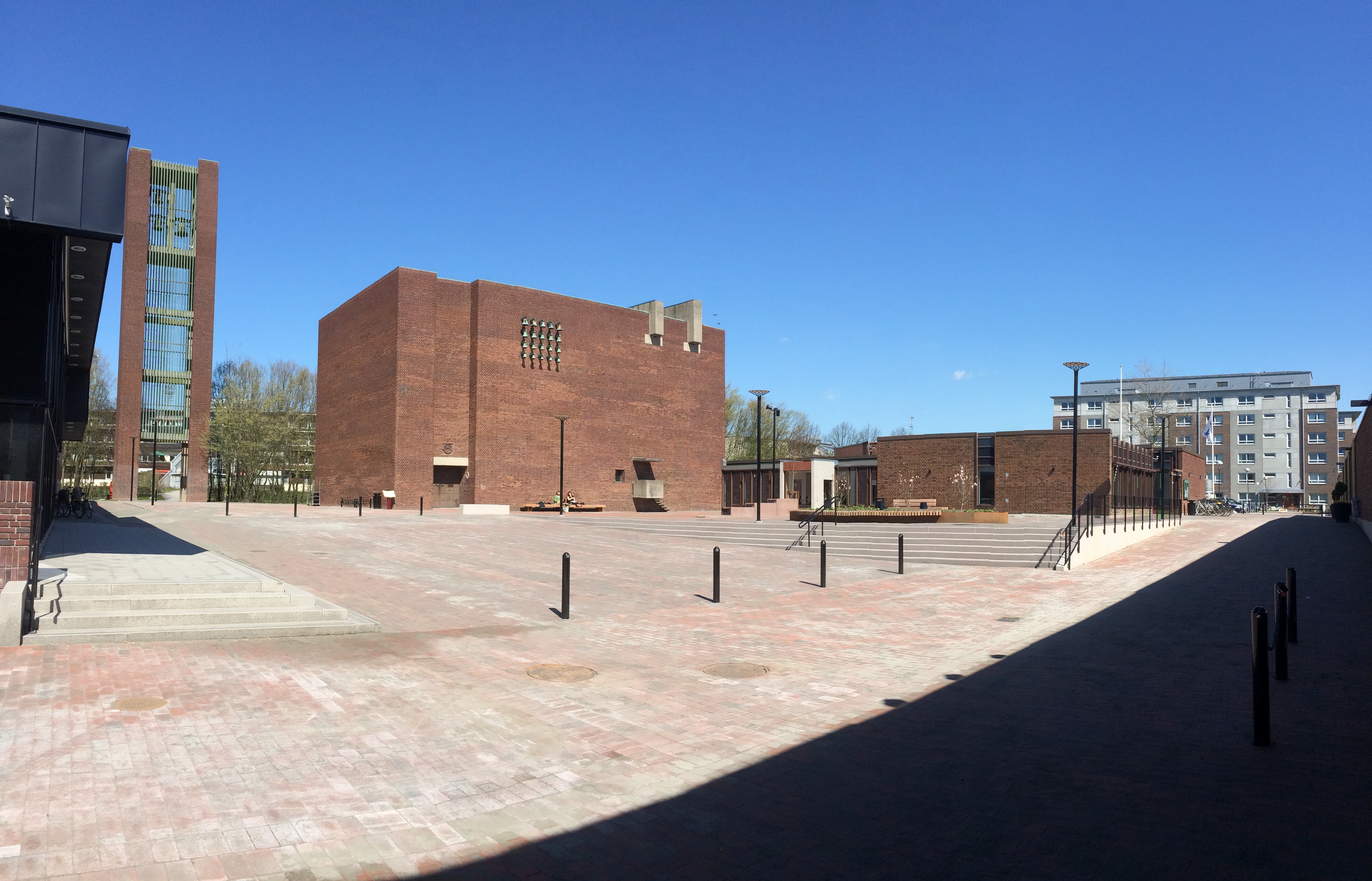 Kyrktorget på Klostergården med Helgeandskyrkan och Helgeandsgården