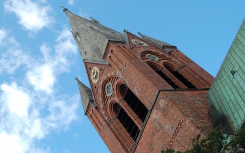 S:t Nicolai kyrkas torn fotograferat upp mot himlen.