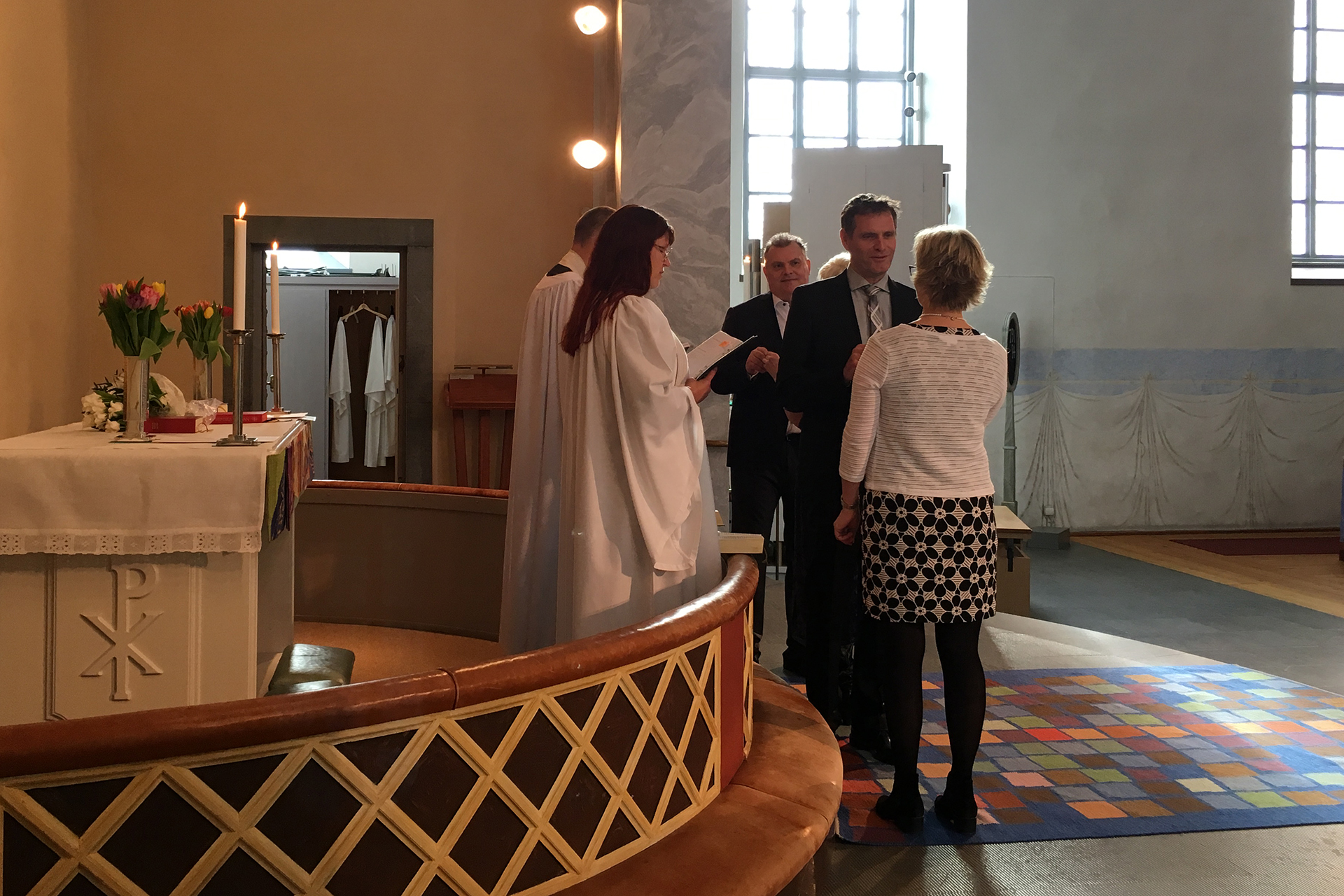 Bröllopspar vid drop in-vigsel i Överluleå kyrka.
