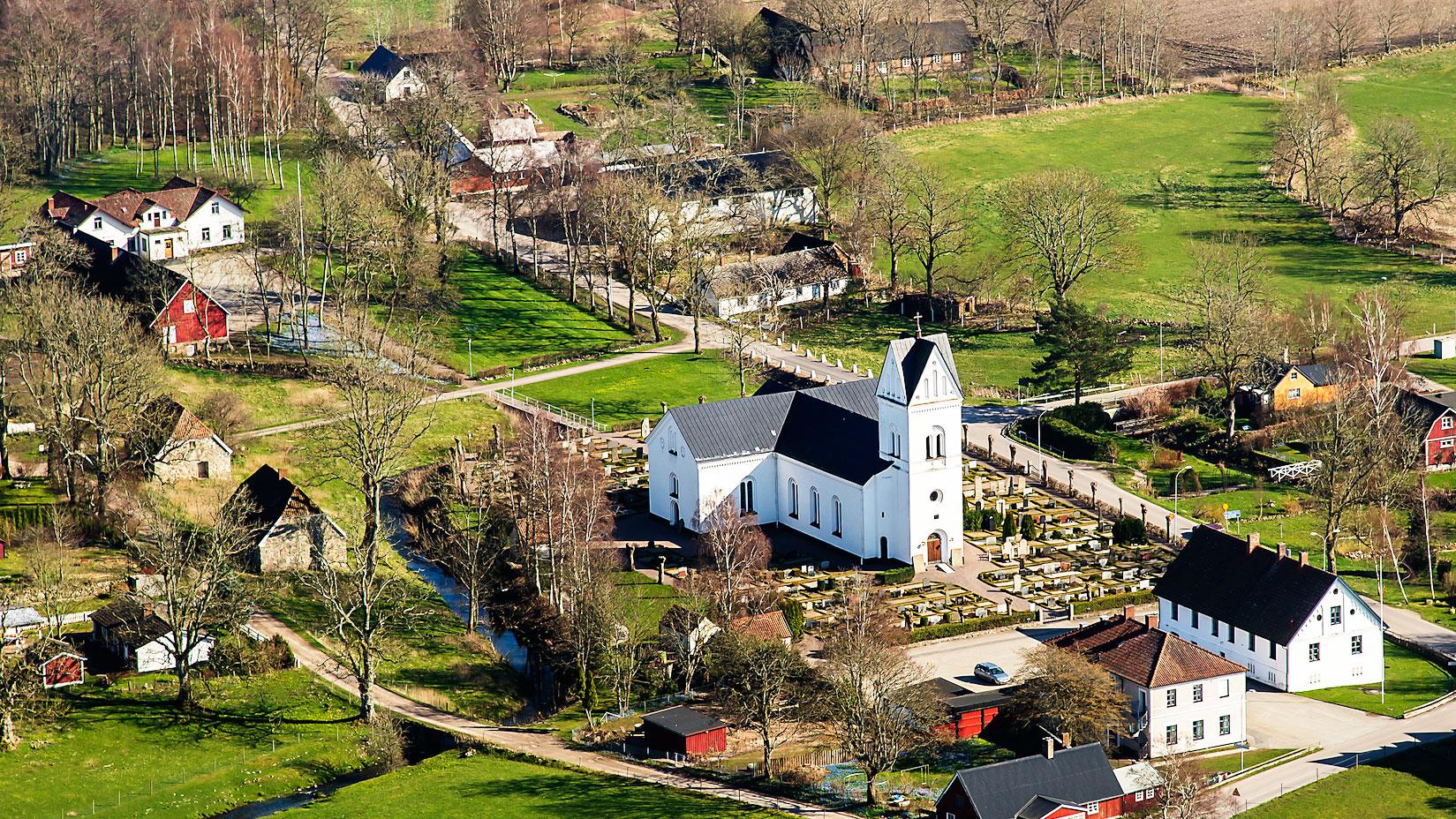 Flygfoto Lövestads kyrka