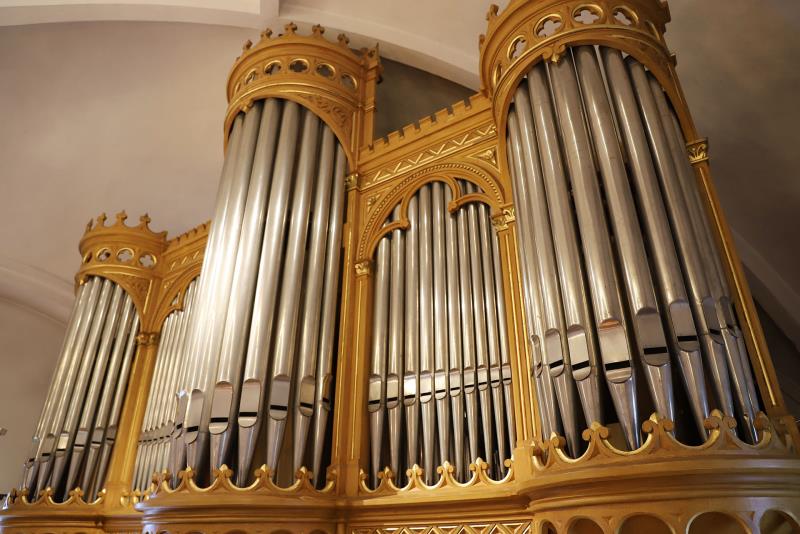 Orgel med träfasad.