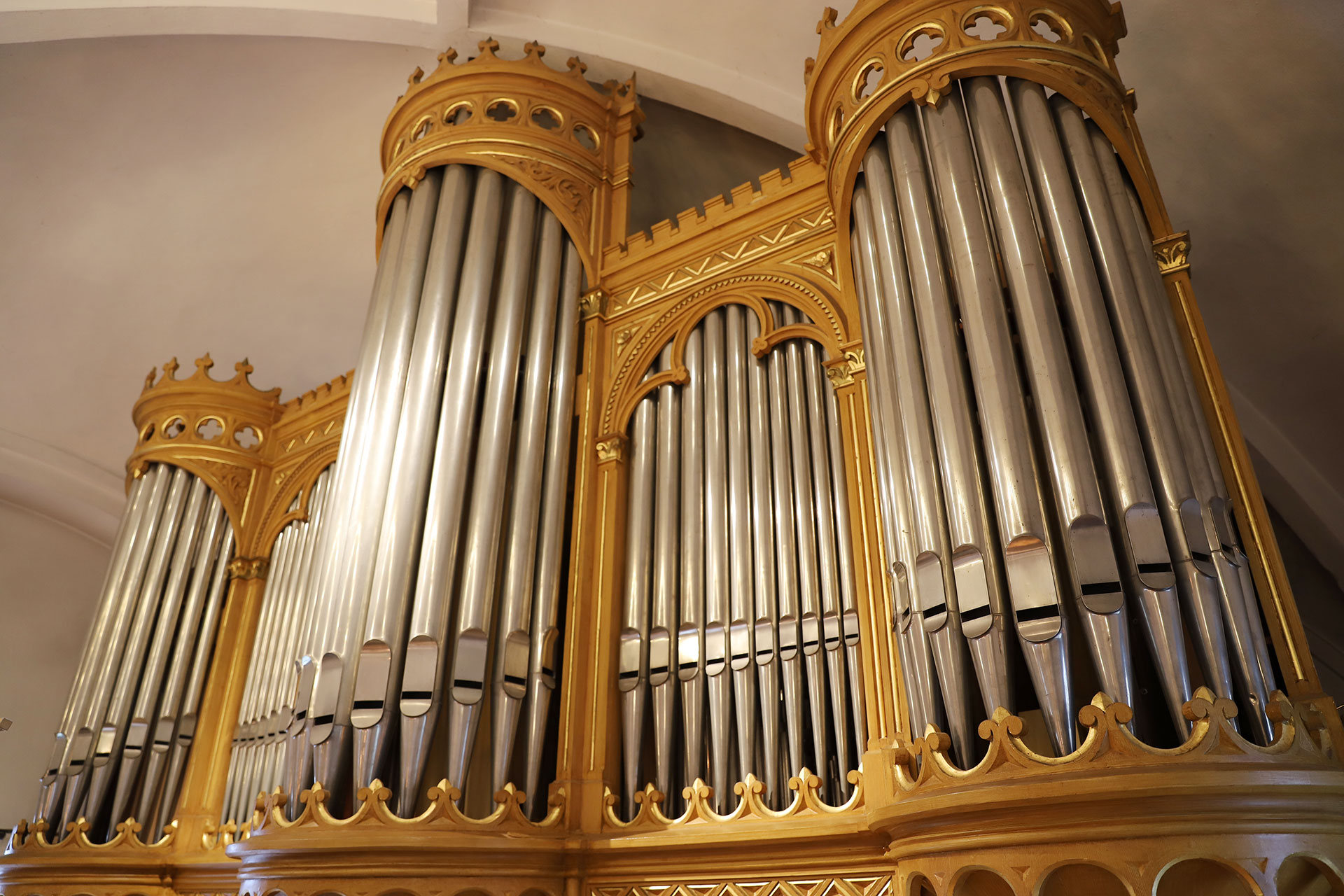 Orgel med träfasad.