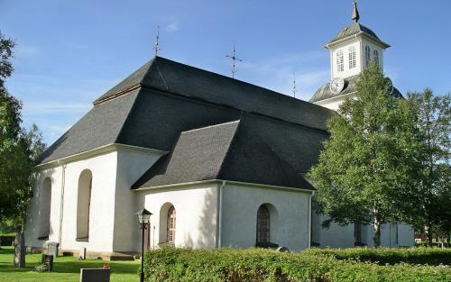 Runtomkring Lillhärdals kyrka är häckar och träd gröna.