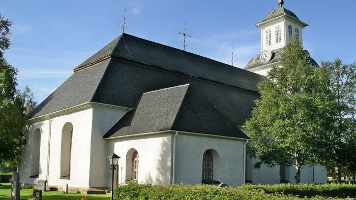 Runtomkring Lillhärdals kyrka är häckar och träd gröna.
