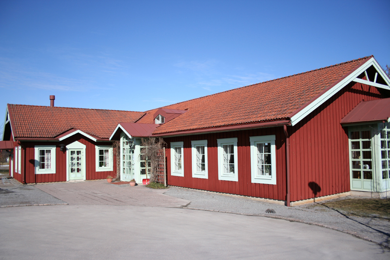 rött församlingshus i solsken