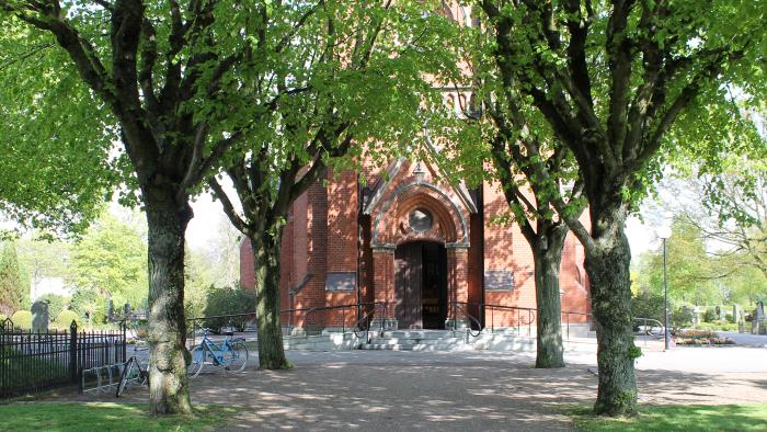 Limhamns kyrka fotograferad genom allén