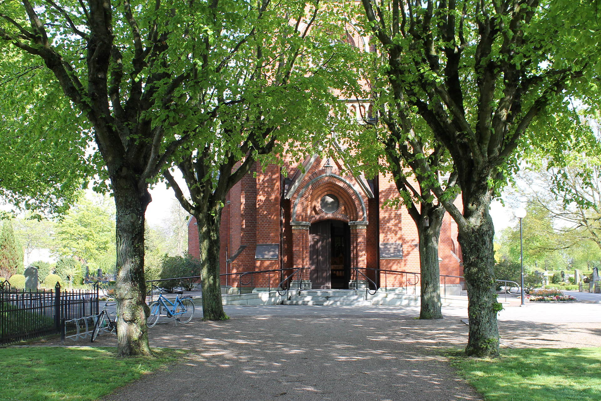 Limhamns kyrkas entré genom grönskande allé
