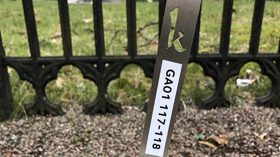 Kulturgravar är märkt med en metallsticka med ett ”k” för kulturgrav.
