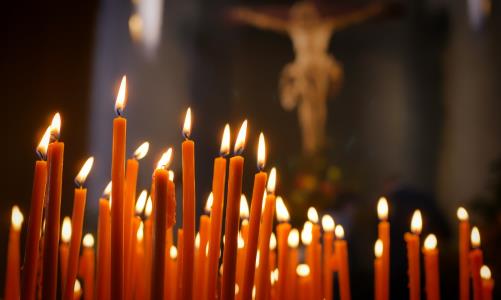 Söndagarna 7 och 14 februari blir gudstjänsterna digitala. På Kyndelsmässodagen 7/2 tänder vi ljus och spelar sånger från Taizé i digital form. Fastlagssöndagen 14/2 medverkar Kyrkokören i den digitala gudstjänsten. Båda gudstjänsterna kommer att finnas här på hemsidan och även publiceras på facebook. Du är välkommen att delta digitalt!