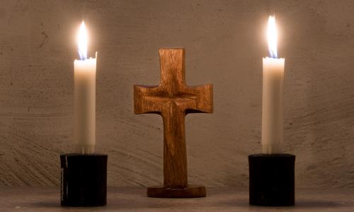 När den pågående pandemin hindrar oss från att fira gudstjänst i kyrkorummet så har vi möjlighet att fira gudstjänst där vi var och en befinner oss – förenade med Gud och varandra i bön.