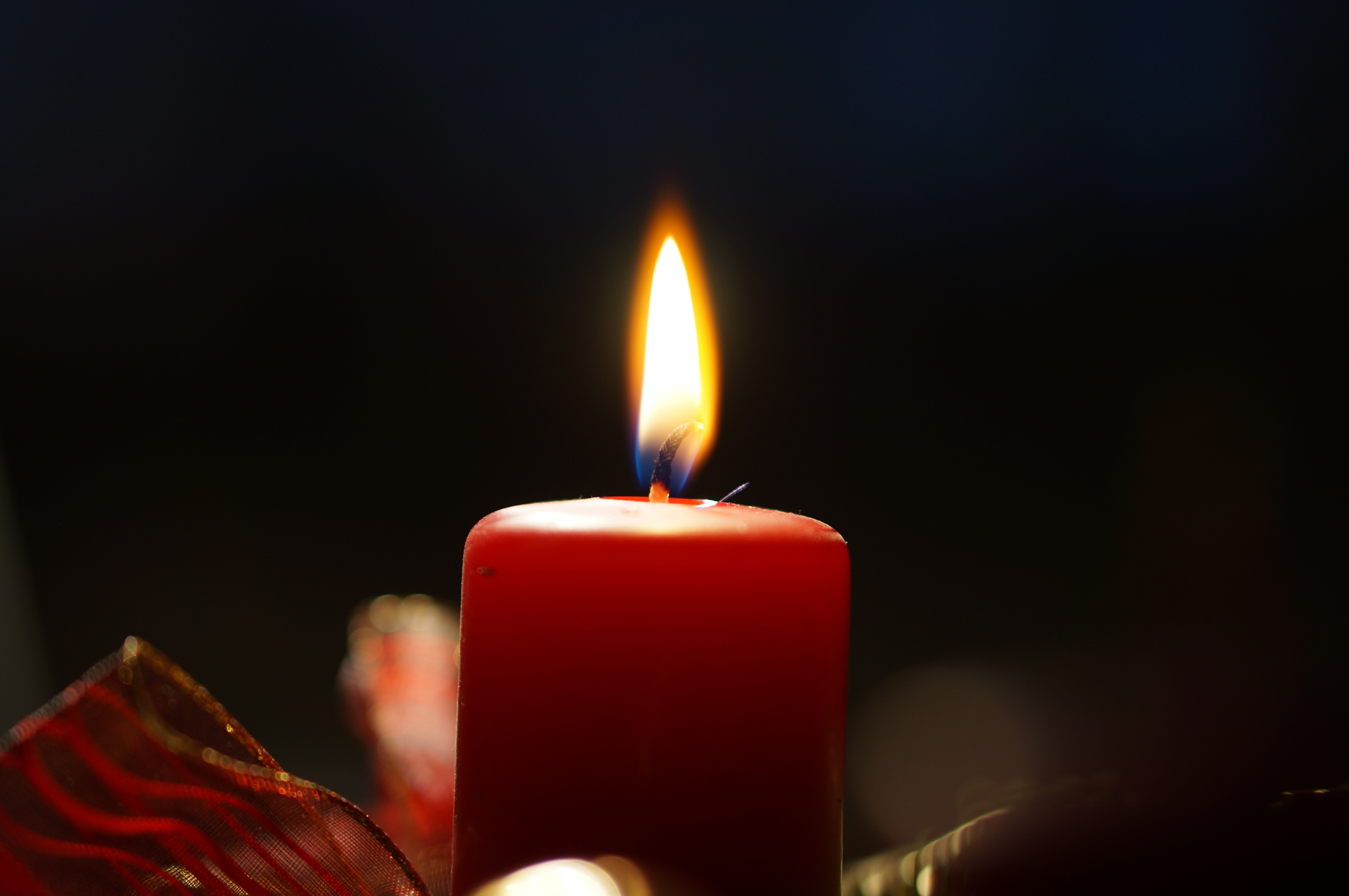 Ett tänt rött blockljus.