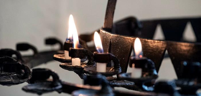 För närvarande håller kyrkorna öppet kl 10-14 varje vardag, vissa även andra tider. Du är välkommen in i Ornö, Dalarö, Jordbro, S:t Eskil, Vendelsö eller Västerhaninge kyrka om du vill sitta en stund i kyrkorummet, tända ett ljus eller be en bön. Välkommen in!