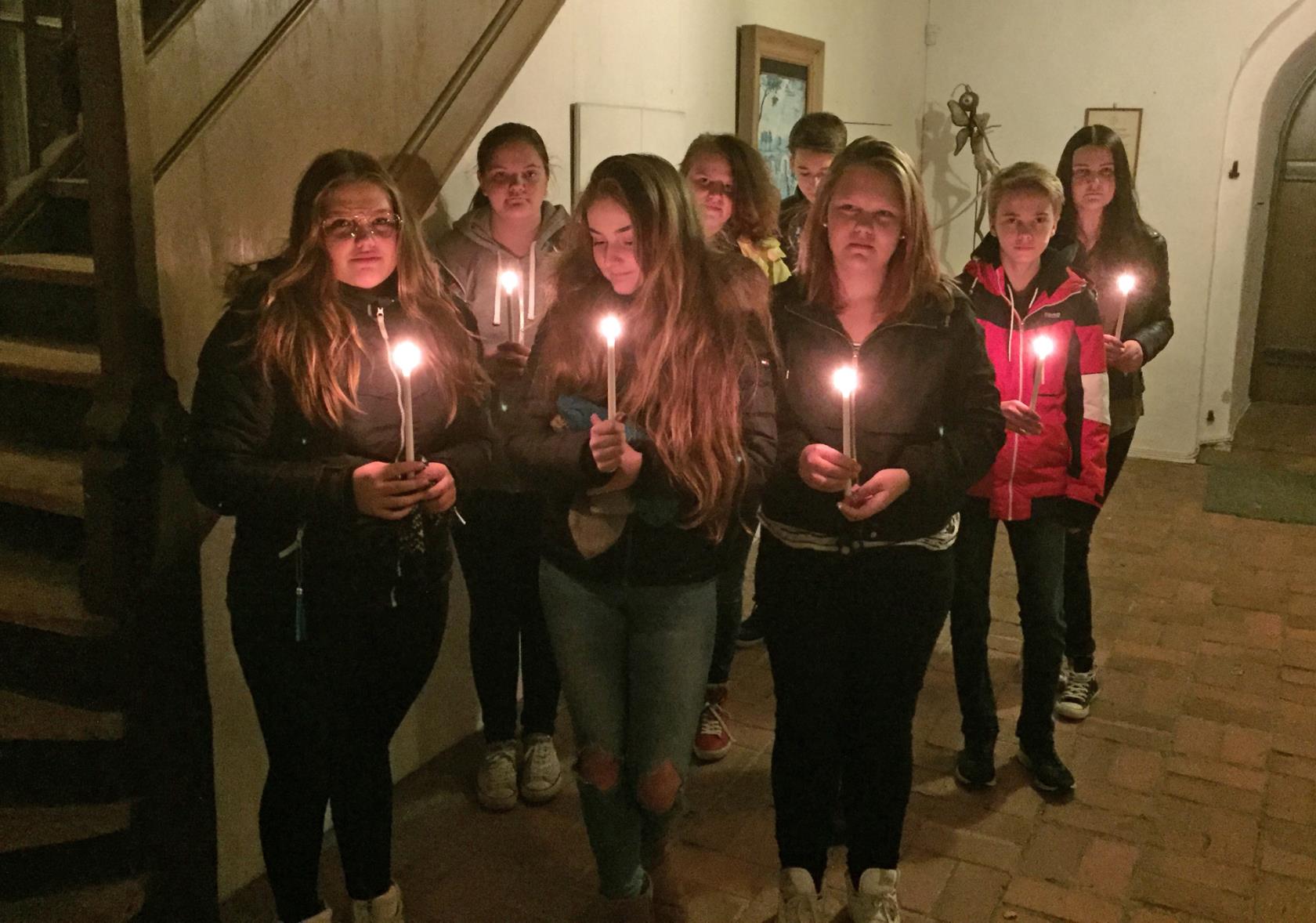 Konfirmander på ljusvandring i Floda kyrka.