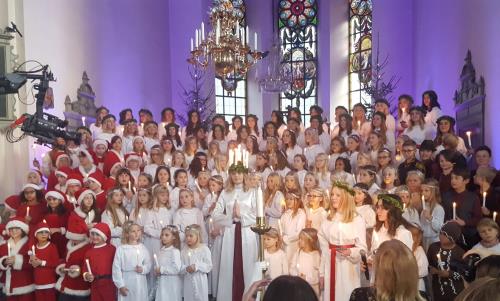 Lucia i Gränna är en av årets stora händelser. Under de senaste åren har det skapats stort engagemang kring detta. År 2019 var det dessutom TV-sändning från vårt Luciafirande