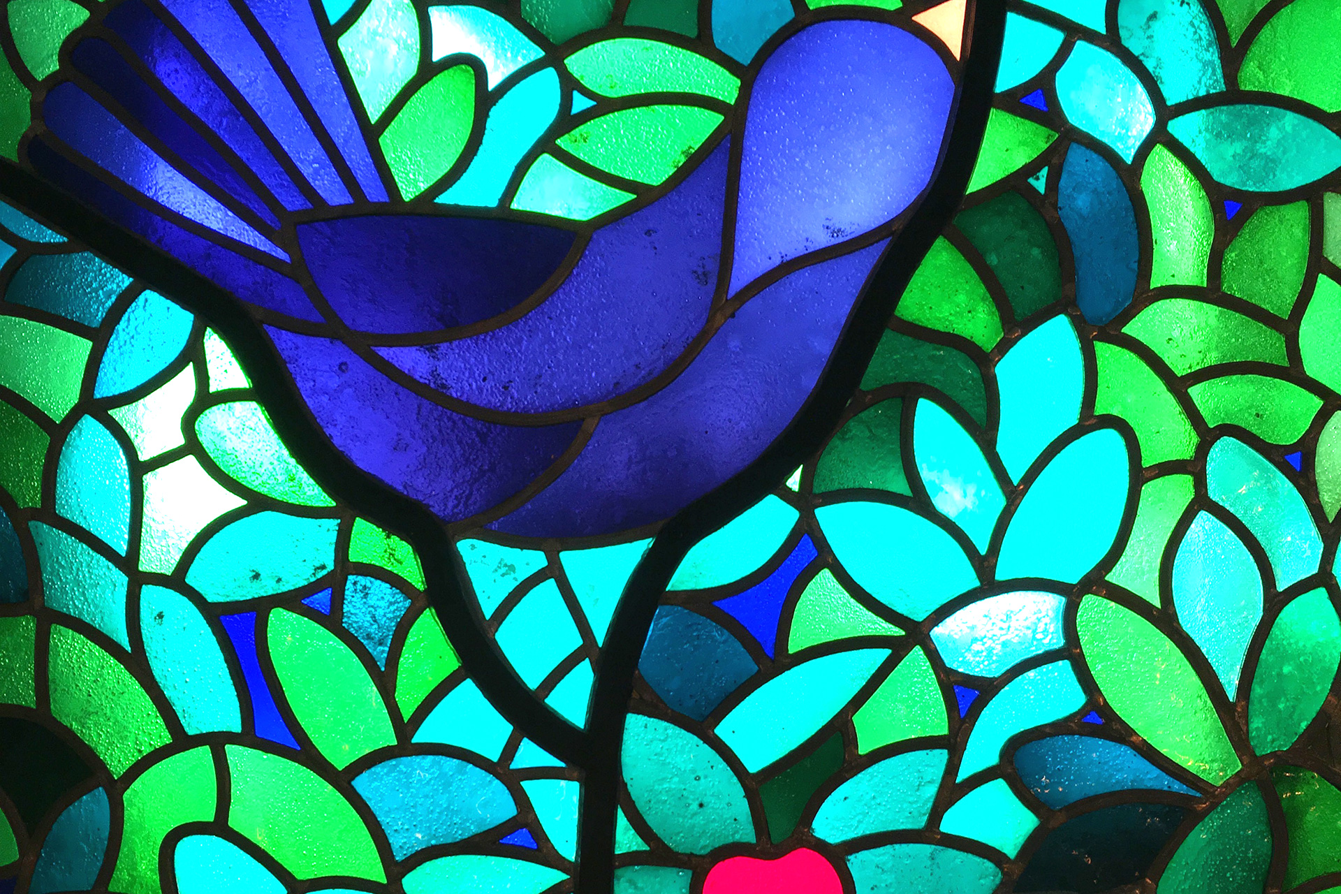 Detalj av korfönstret i S:t Lukas kyrka, "Livets träd" av Britta Reich-Eriksson